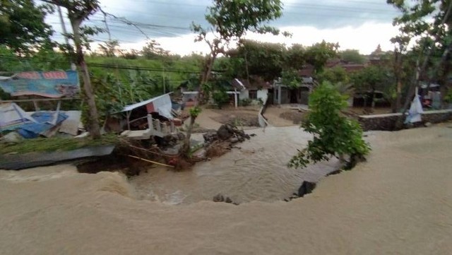 Tanggul Sungai Tuntang di Demak jebol, Selasa (6/2/2024).  Foto: ANTARA/Akhmad Nazaru