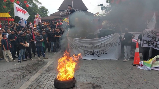 Mahasiswa demo di Balai Kota Solo, Kamis (8/2).  Foto: Dok. kumparan