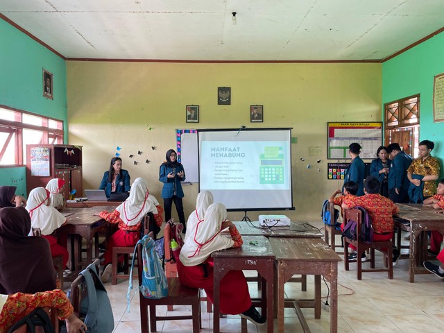 Pelaksanaan Program Kerja Monodisiplin "Edukasi Pentingnya Budaya Menabung Sejak Dini" oleh Kaela Hanun di SDN 1 Tanon