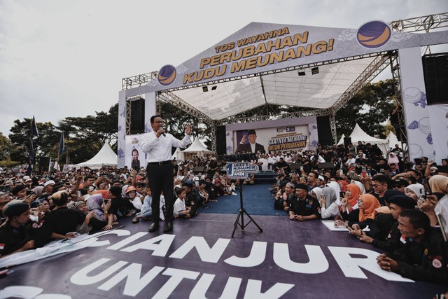 Capres 01, Anies Baswedan saat kampanye akbar di Stadion Badak Putih, Cianjur, Jawa Barat, Kamis (8/2/2024). Foto: Dok. Istimewa