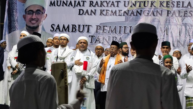 Habib Rizieq Shihab menghadiri acara Istighostah Kubro di Pademangan, Jakarta Utara, Kamis (8/2) malam.  Foto: Jonathan Devin/kumparan