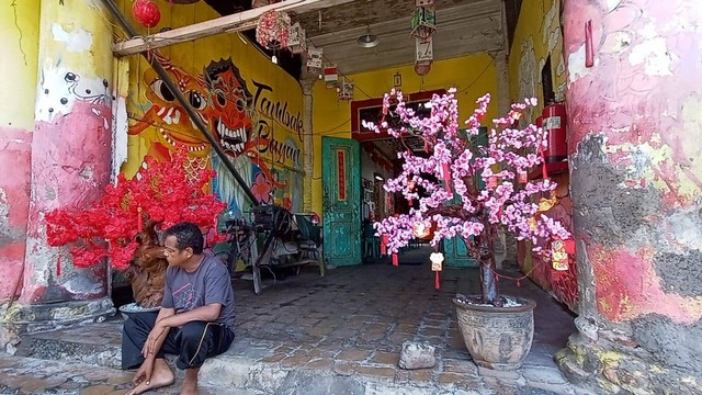 Ornamen khas Cina yang menghiasi salah satu sudut di Kampung Tambak Bayan Surabaya. Foto: Masruroh/Basra