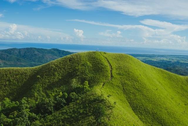 Daya Tarik Bukit Teletubbies Nusa Penida, Bali. Foto hanya ilustrasi bukan tempat sebenarnya. Sumber foto: Unsplash.com/Traworld Official