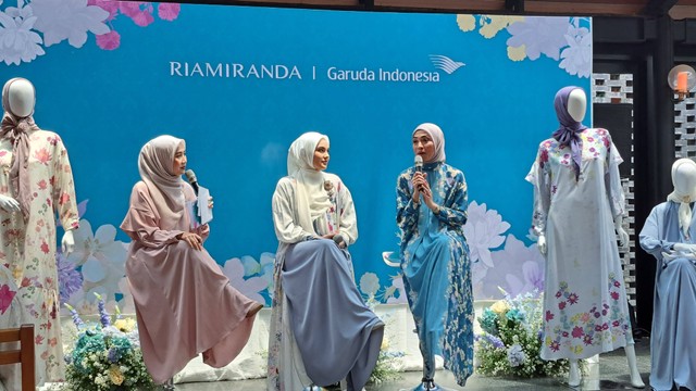 Peluncuran koleksi spesial pakaian Haji dan Umrah 2024 RiaMiranda x Garuda Indonesia. Foto: kumparan/Hutri Dirga