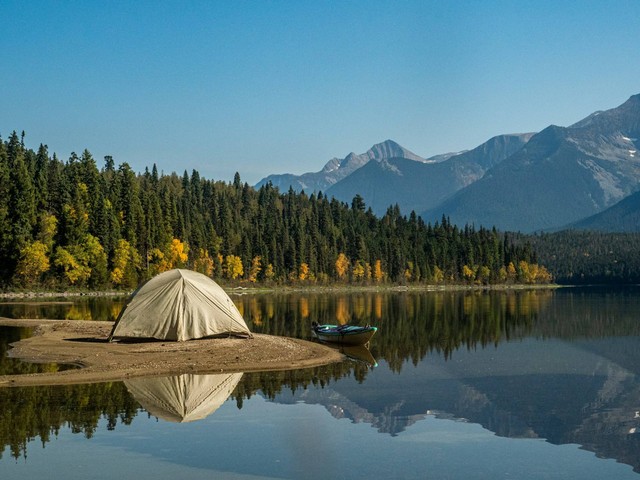 Potrobayan River Camp Jogja. Foto hanya ilustrasi, bukan gambar sebenarnya. Sumber: Unsplash/ Lesly Derksen.