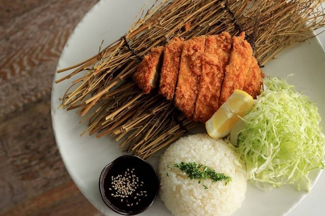 Nasi Goreng Katsu Maranatha. Foto hanyalah ilustrasi bukan menu sebenarnya. Sumber: Unsplash/Cody Chan