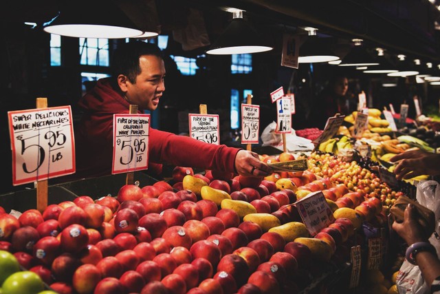 Ilustrasi pedagang di pasar oligopoli. Foto: Pexels