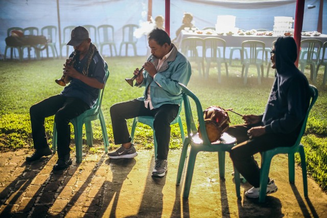 Musik di Cio Tao - Seniman memainkan musik tradisional dalam acara adat pernikahan tradisional Cina Benteng atau Cio Tao di Panongan, Tangerang, Banten. Foto: Rivan Awal Lingga/Antara Foto