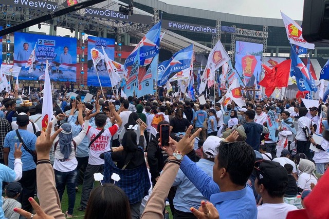 Suasana kampanye capres nomor urut 2 Prabowo Subianto di Stadion Gelora Delta, Sidoarjo, Jawa Timur pada Jumat (9/2/2024). Foto: Luthfi Humam/kumparan