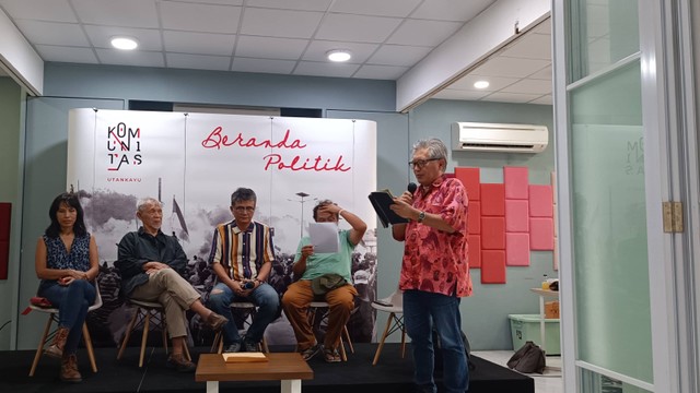 Komunitas Utan Kayu menyampaikan maklumat untuk Jokowi jelang Pilpres 2024, di kantor Komunitas Utan Kayu, Matraman, Jakarta Timur, Jumat (9/2/2024). Foto: Fadhil Pramudya/kumparan