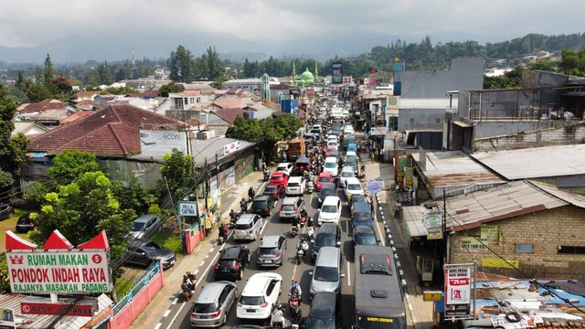 Kepadatan kendaraan di ruas Jalan Puncak, Kabupaten Bogor, saat libur panjang Imlek Jumat (9/2/2024). Foto: kumparan