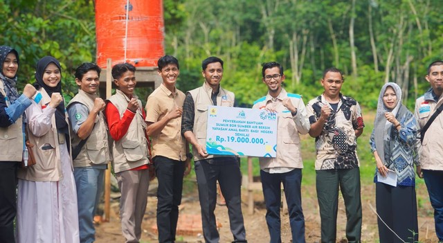 YBM PLN UP3 Jambi wujudkan senyuman Yayasan Amal Bakti Negeri Darul Falah  melalui bantuan penyediaan air bersih. Foto: dok. PLN