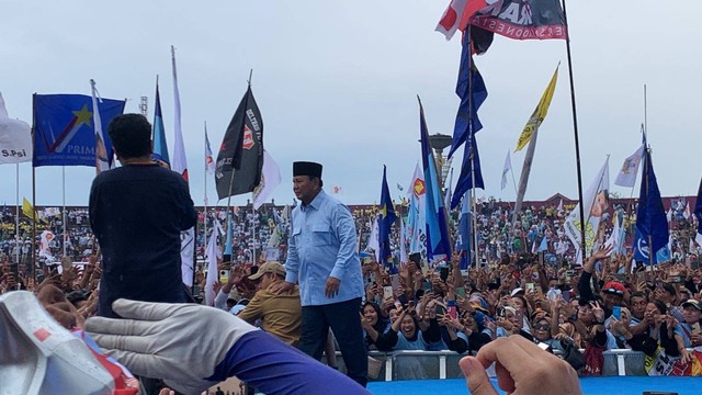 Capres nomor urut 2 Prabowo Subianto hadiri acara kampanye di Stadion Delta, Sidoarjo, Jawa Timur, Jumat (9/2/2024). Foto: Luthfi Humam/kumparan