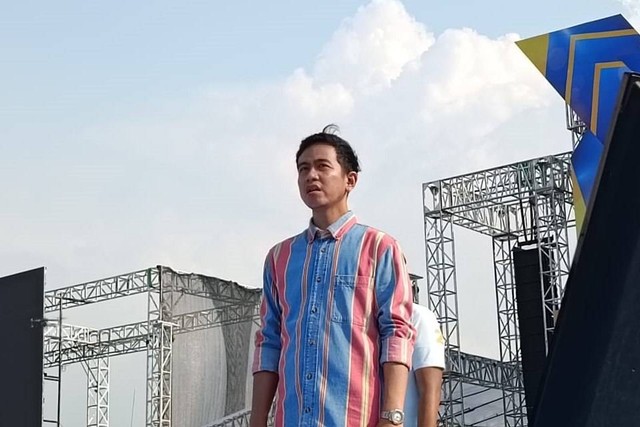 Cawapres nomor urut 02 Gibran Rakabuming Raka menghadiri kampanye akbar pasangan Prabowo-Gibran di Stadion Si Jalak Harupat, Kabupaten Bandung, Jawa Barat, Jumat (9/2/2024). Foto: Zamachsyari/kumparan