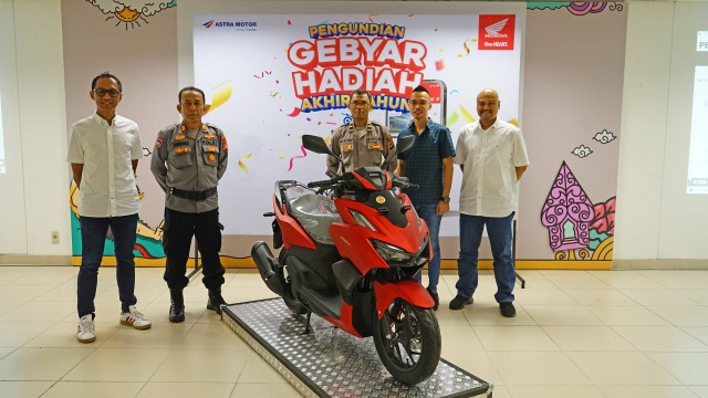 Pengundian Gebyar Hadiah Akhir Tahun Motorku X di AHASS Jogja Jalan Magelang KM 7,2, disaksikan oleh polisi. Foto: Rizky Arbasena