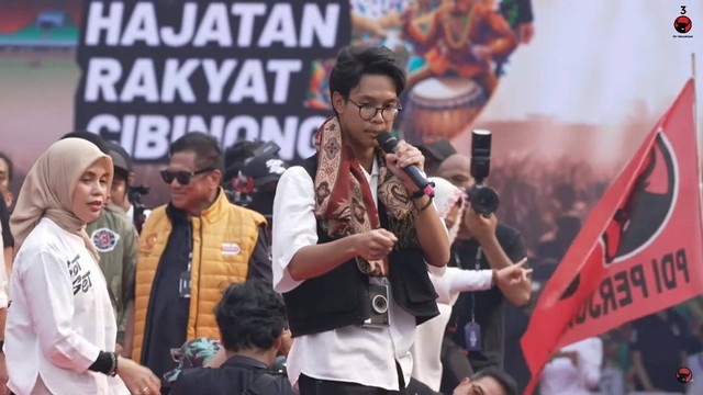 Alam Ganjar menghadiri kampanye akbar bertajuk Hajatan Rakyat di Stadion Pakasari, Bogor, Jumat (9/2/2024). Foto: Youtube/PDI Perjuangan