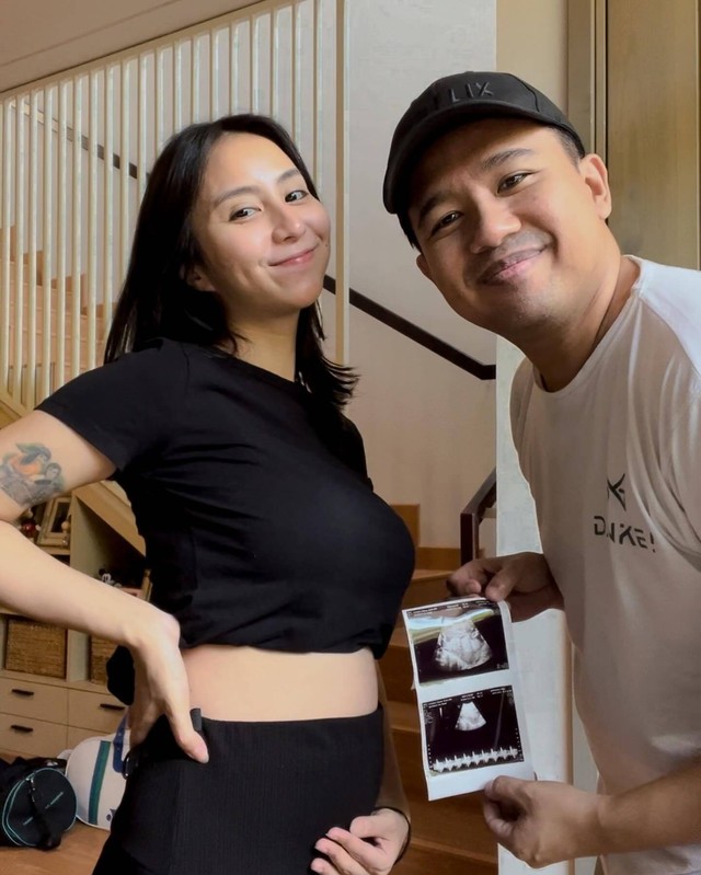 Clairine Clay dan Joshua Suherman umumkan kehamilan anak pertama mereka. Foto: Instagram/@clairineclay
