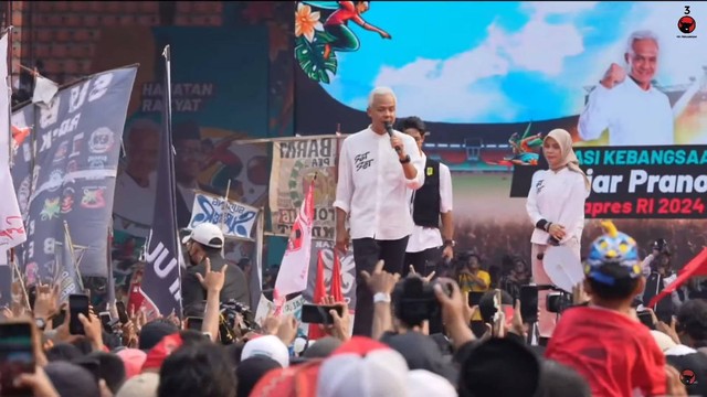 Capres nomor uru 03 Ganjar Pranowo berpidato saat kampanye akbar bertajuk Hajatan Rakyat di Stadion Pakasari, Bogor, Jumat (9/2/2024). Foto: Youtube/PDI Perjuangan