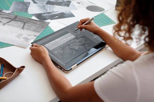 Ilustrasi laptop dengan stylus pen yang cocok untuk desainer grafis. Foto: HP