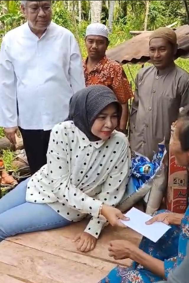 Pj Gubernur dan Ketua TP PKK Kalbar serahkan bantuan untuk ibu dan anak yang alami keterbelakangan mental di Mempawah. Foto: Adpim Pemprov Kalbar