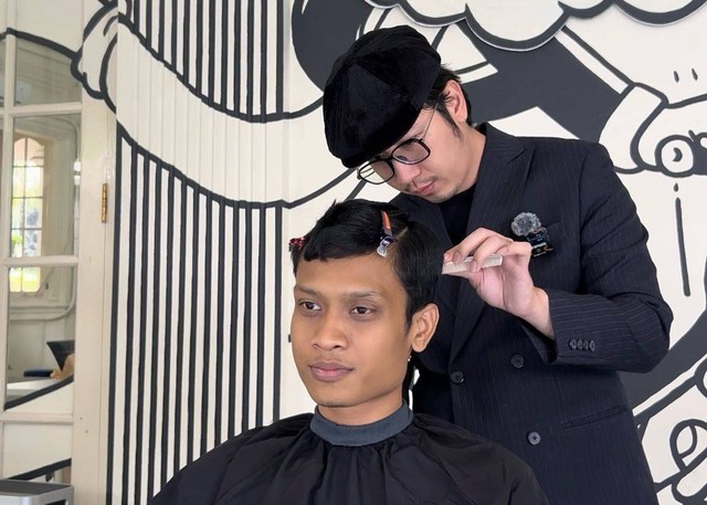 Awak kumparan Saat Potong Rambut dengan Captain Barbershop. Foto: kumparan