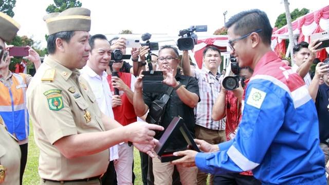 Penyerahan piagam pada pelaksanaan Apel Bulan K3 Nasional di Sulawesi Utara yang dilaksanakan oleh PT Pertamina Geothermar Energi Area Lahendong.