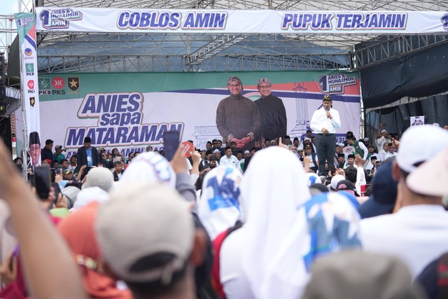 Capres nomor urut 01 Anies Baswedan berkampanye dan menyapa warga di GOR Lembupeteng, Tulungagung, Jawa Timur, Jumat (9/2/2024). Foto: Dok. Istimewa