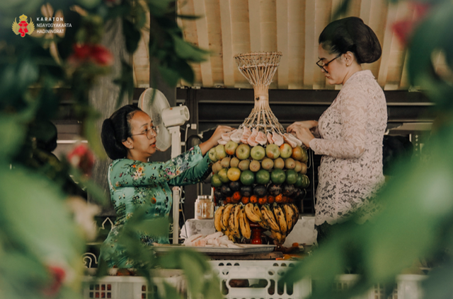 Putra Dalem Putri merangkai Peksi Buraq. Foto: Dok. Kratonjogja.id