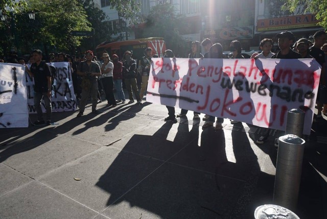 Massa dari Forum BEM se-DIY turun ke jalan menggelar aksi bertajuk 'Darurat Hukum dan Selamatkan Demokrasi Indonesia' di depan kantor DPRD DIY, Jumat (9/2/2024). Foto: Arfiansyah Panji Purnandaru/kumparan