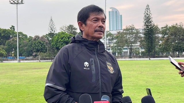 Pelatih Indra Sjafri usai menjalani sesi latihan Timnas U-20 di Jakarta, Jumat (9/2) Foto: Soni Insan Bagus/kumparan