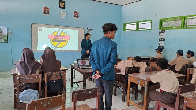 Mahasiswa melaksanakan edukasi rangkaian listrik seri dan paralel di sekolah MTS Nurul Hidayah Majalangu