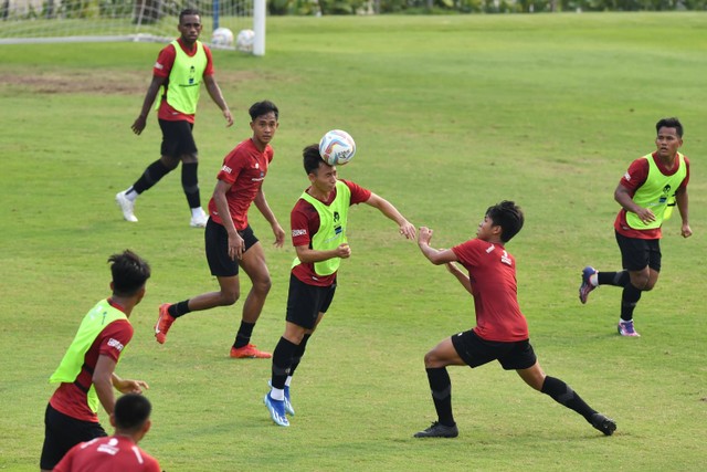 Sejumlah pemain Timnas U-20 Indonesia mengikuti internal game saat pemusatan latihan di Lapangan A, Kompleks Gelora Bung Karno, Senayan, Jakarta, Jumat (9/2/2024). Foto: Indrianto Eko Suwarso/ANTARA FOTO