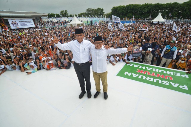 Capres dan cawapres nomor urut 01 Anies Baswedan dan Muhaimin Iskandar berkampanye di Stadion Untung Suropati Pasuruan, Jawa Timur, Jumat (9/2/2024). Foto: Dok. Istimewa