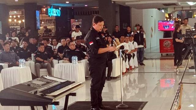 Ketua Bawaslu Sulut, Ardiles Mewoh saat memimpin jalannya apel siaga pengawasan Pemilu 2024 di Manado.