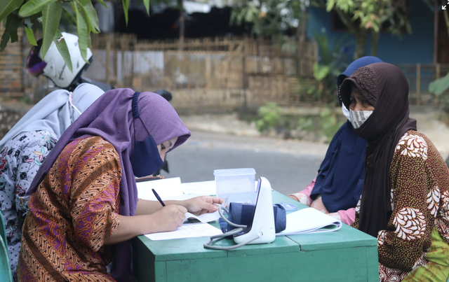 Lansia mendapatkan layanan pemeriksaan kesehatan. Photo by Mufid Majnun https://unsplash.com/@mufidpwt  (Unsplash)