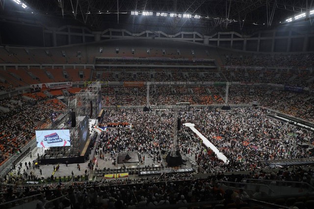 Suasana di dalam Stadion JIS jelang acara kampanye akbar Anies Muhaimin. Foto: Iqbal Firdaus/kumparan