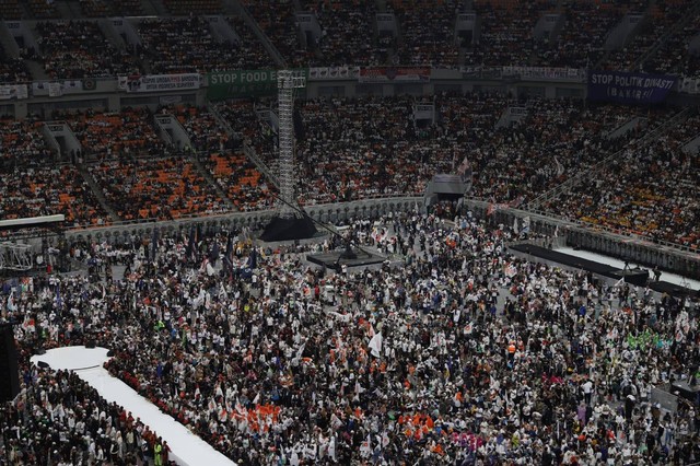 Suasana di dalam Stadion JIS jelang acara kampanye akbar Anies Muhaimin. Foto: Iqbal Firdaus/kumparan