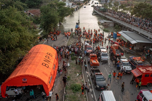 Foto udara posko darurat banjir Demak yang berada di Jembatan Tanggulangin perbatasan Demak-Kudus di Karanganyar, Kabupaten Demak, Jawa Tengah, Jumat (9/2/2024). Foto: Aji Styawan/Antara Foto