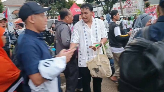 Aksi bagi-bagi makan untuk para pendukung AMIN yang menghadiri kampanye di JIS, Sabtu (10/2/2024). Foto: Fadhil Pramudya/kumparan