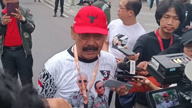 Mantan Walikota Solo, FX Rudyatmo saat diwawancarai wartawan jelang proses kirab 21 sapi di Jalan Ngarsopuro, Solo, Jawa Tengah, Sabtu (10/2/2024). Foto: Fadlan Nuril Fahmi/kumparan