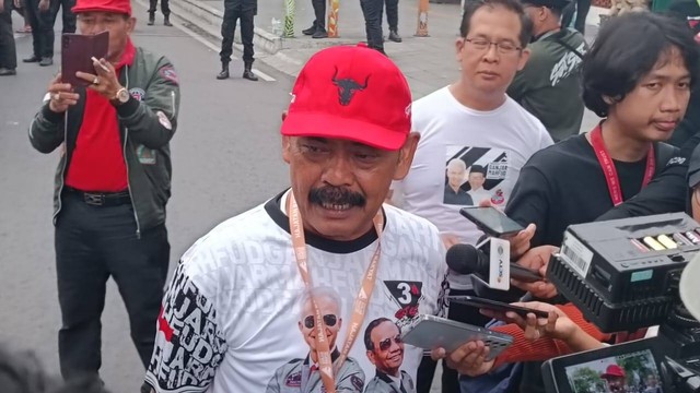 Mantan Walikota Solo, FX Rudyatmo saat diwawancarai wartawan jelang proses kirab 21 sapi di Jalan Ngarsopuro, Solo, Jawa Tengah, Sabtu (10/2/2024). Foto: Fadlan Nuril Fahmi/kumparan