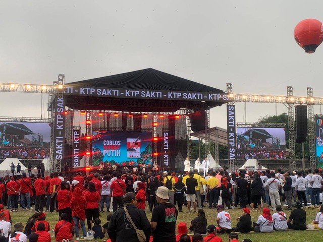 Suasana di dalam arena panggung Hajatan Rakyat Ganjar-Mahfud di Benteng Vastenburg, Solo mulai dipadati massa. Foto: Paulina Herasmaranindar/kumparan