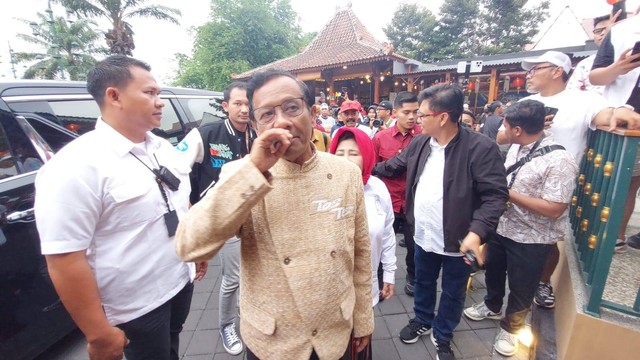 Massa Kirab Pesta Rakyat Ganjar-Mahfud mulai padati Kawasan Ngarsopuro, Solo, Jawa Tengah, Sabtu (10/2/2024). Foto: kumparan