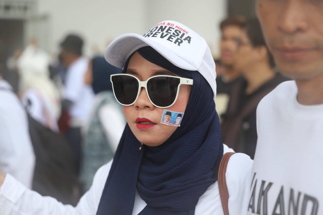 Peserta kampanye akbar mengantre di pintu khusus untuk masuk ke dalam Jakarta International Stadium (JIS) Sabtu (10/2/2024). Foto: Iqbal Firdaus/kumparan