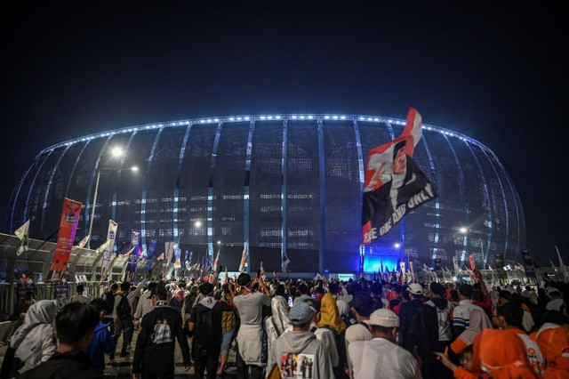 Sejumlah simpatisan capres-cawapres nomor urut 1 Anies Baswedan dan Muhaimin Iskandar datang memadati lokasi kampanye akbar di Jakarta International Stadium (JIS), Jakarta, Sabtu (10/2/2024). Foto: Erlangga Bregas Prakoso/Antara Foto