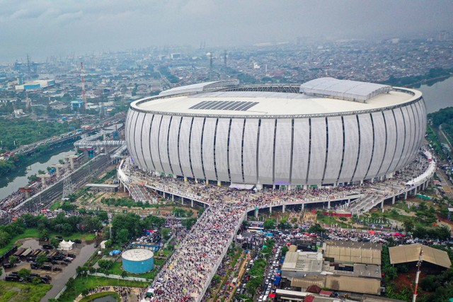 Foto udara simpatisan capres-cawapres nomor urut 1 Anies Baswedan dan Muhaimin Iskandar saat memasuki lokasi kampanye akbar di Jakarta International Stadium (JIS), Jakarta, Sabtu (10/2/2024). Foto: Erlangga Bregas Prakoso/Antara Foto