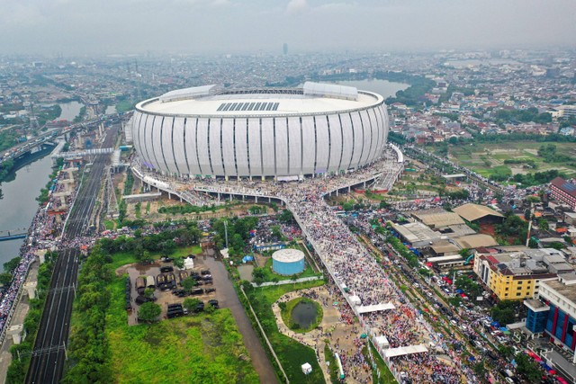 Foto udara simpatisan capres-cawapres nomor urut 1 Anies Baswedan dan Muhaimin Iskandar saat memasuki lokasi kampanye akbar di Jakarta International Stadium (JIS), Jakarta, Sabtu (10/2/2024). Foto: Erlangga Bregas Prakoso/Antara Foto