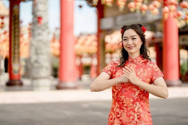 Ilustrasi perempuan Tionghoa mengenakan baju merah dalam perayaan Imlek. Foto: PICHES KANTHAWONG/Shutterstock