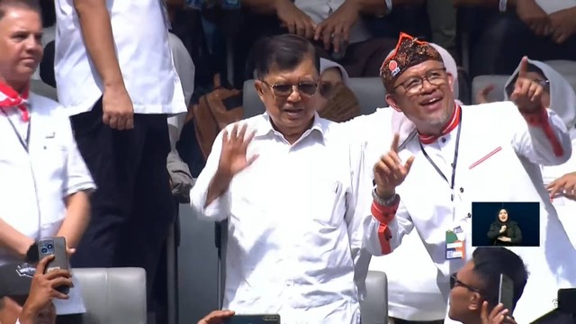 Jusuf Kalla, M Syaugi dan Ahmad Heryawan di Kampanye Akbar Anies Baswedan-Muhaimin Iskandar (AMIN) di Jakarta International Stadium (JIS), Jakarta, Sabtu (10/2/2024). Foto: Youtube/Anies Baswedan 