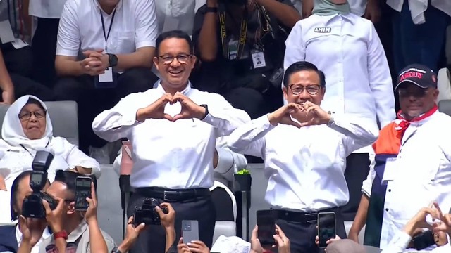 Paslon 01 Anies Baswedan dan Muhaimin Iskandar melakukan gestur pada Kampanye Akbar Anies Baswedan-Muhaimin Iskandar (AMIN) di Jakarta International Stadium (JIS), Jakarta, Sabtu (10/2/2024). Foto: Youtube/Anies Baswedan
